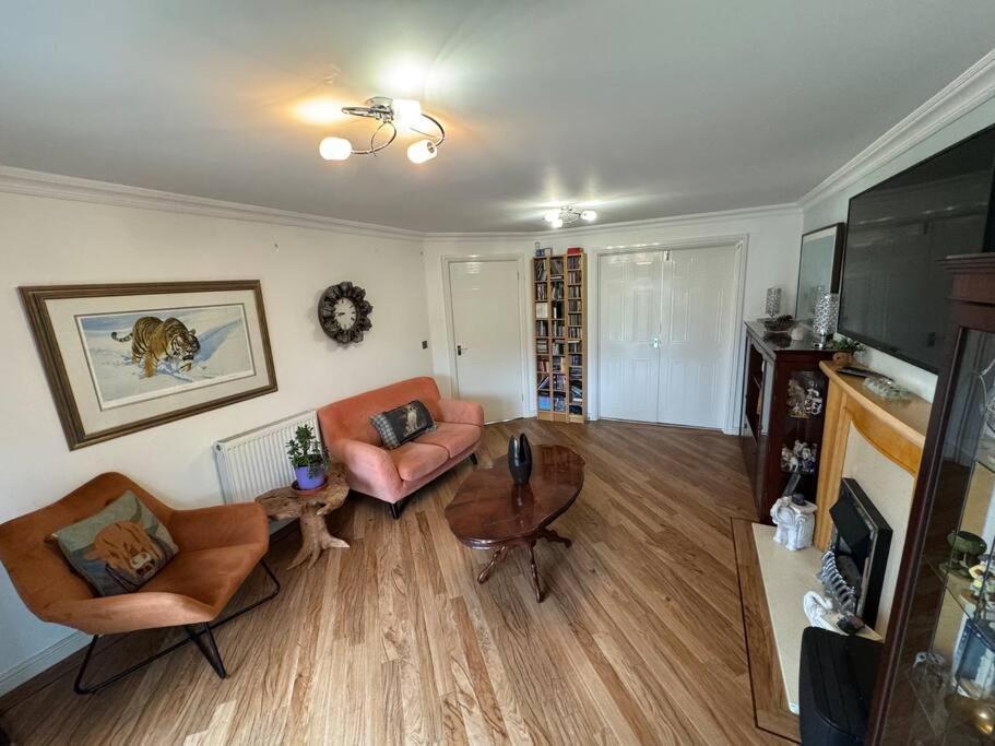Family Getaway - 4-bed In Holiday home *